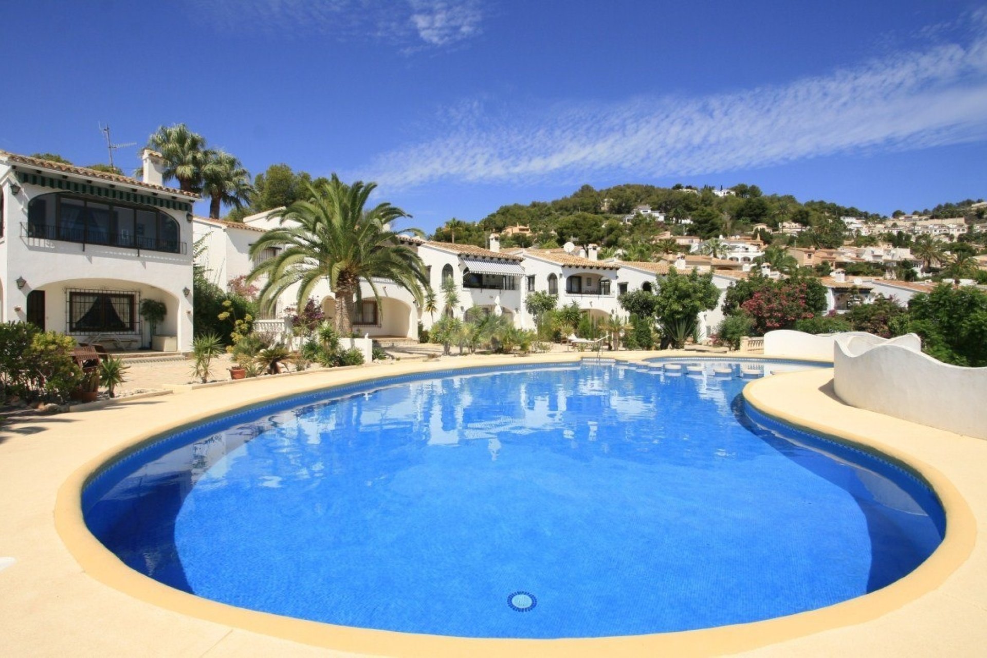 Villa comunitaria con vistas al mar en venta en Moraira