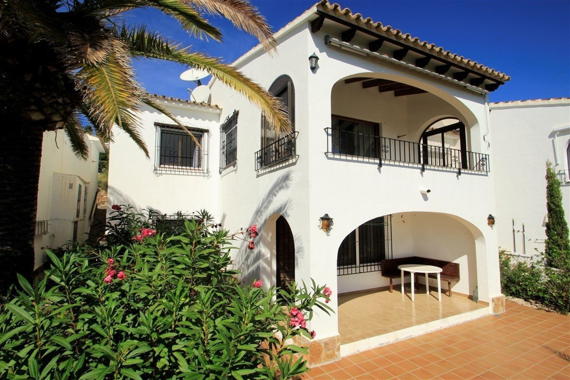 Villa comunitaria con vistas al mar en venta en Moraira