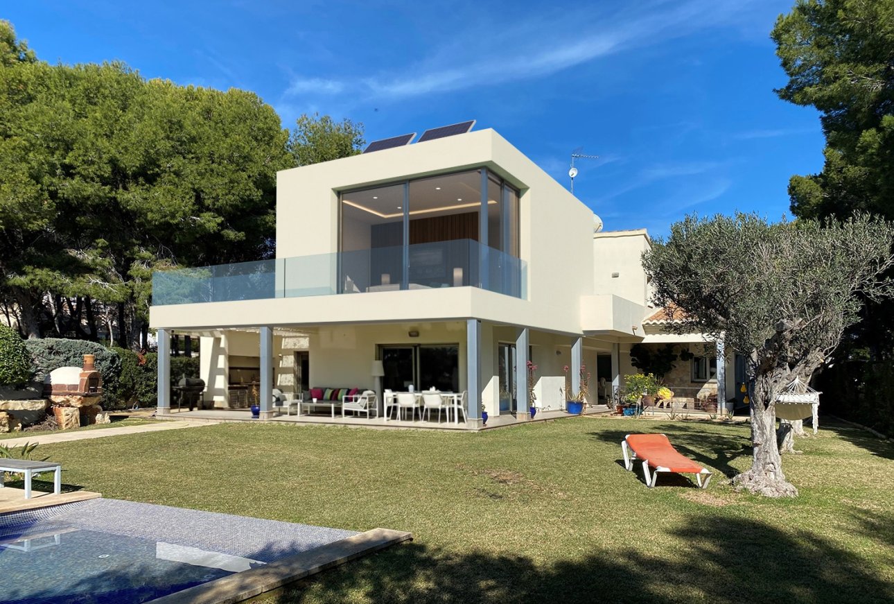 Villa de diseño moderno con mar en venta en Cometa Moraira