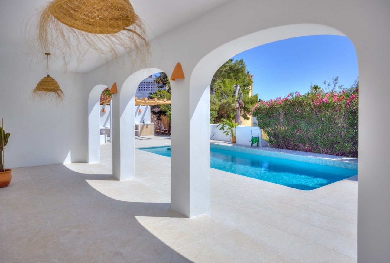 Villa de lujo con orientación suroeste y piscina privada en la costa de Moraira.