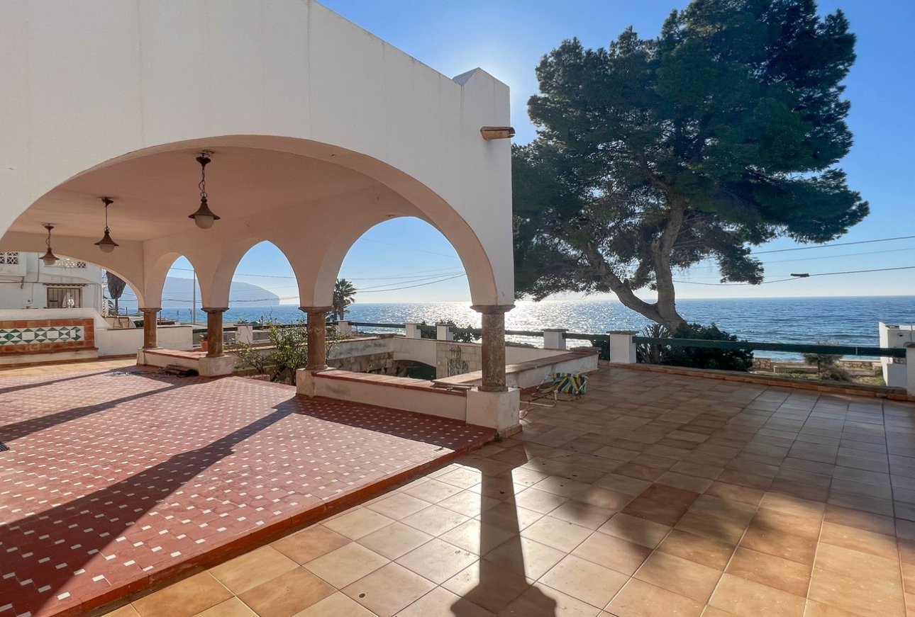Villa en primera línea de mar en venta en Cometa Moraira