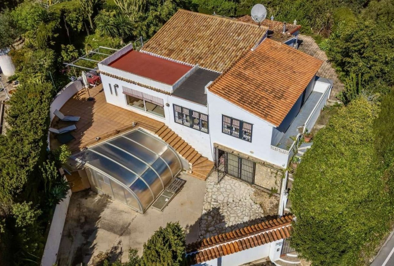 Villa en venta en Benissa con piscina privada y jardín