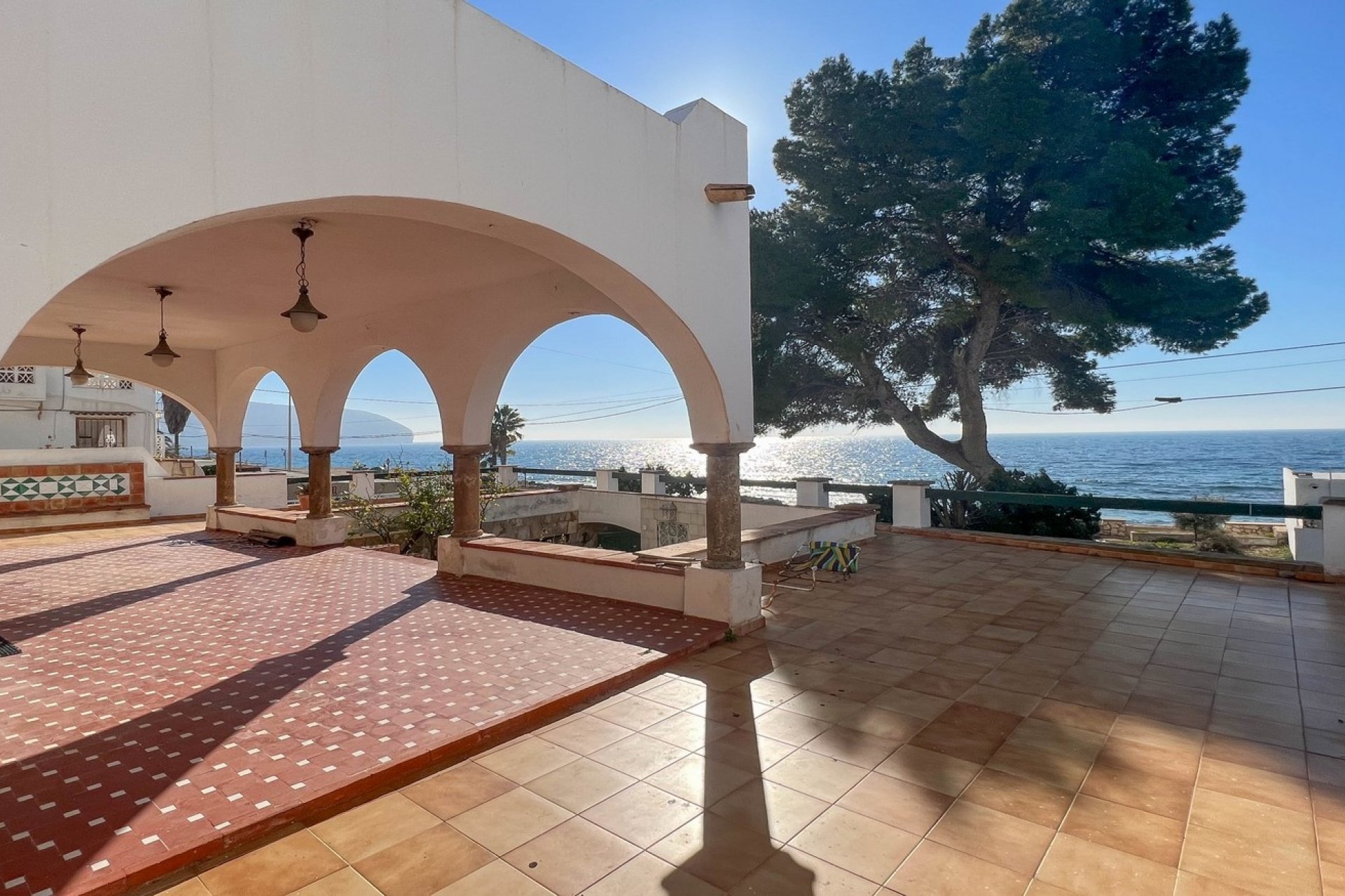 Villa in erster Meereslinie zum Verkauf in Cometa Moraira
