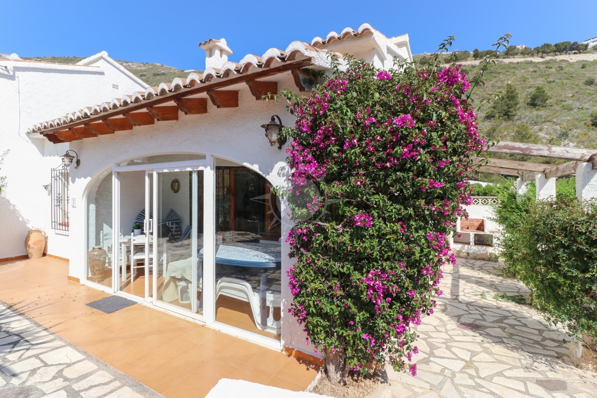 Villa mit kleinen privaten Gärten zum Verkauf in Moraira