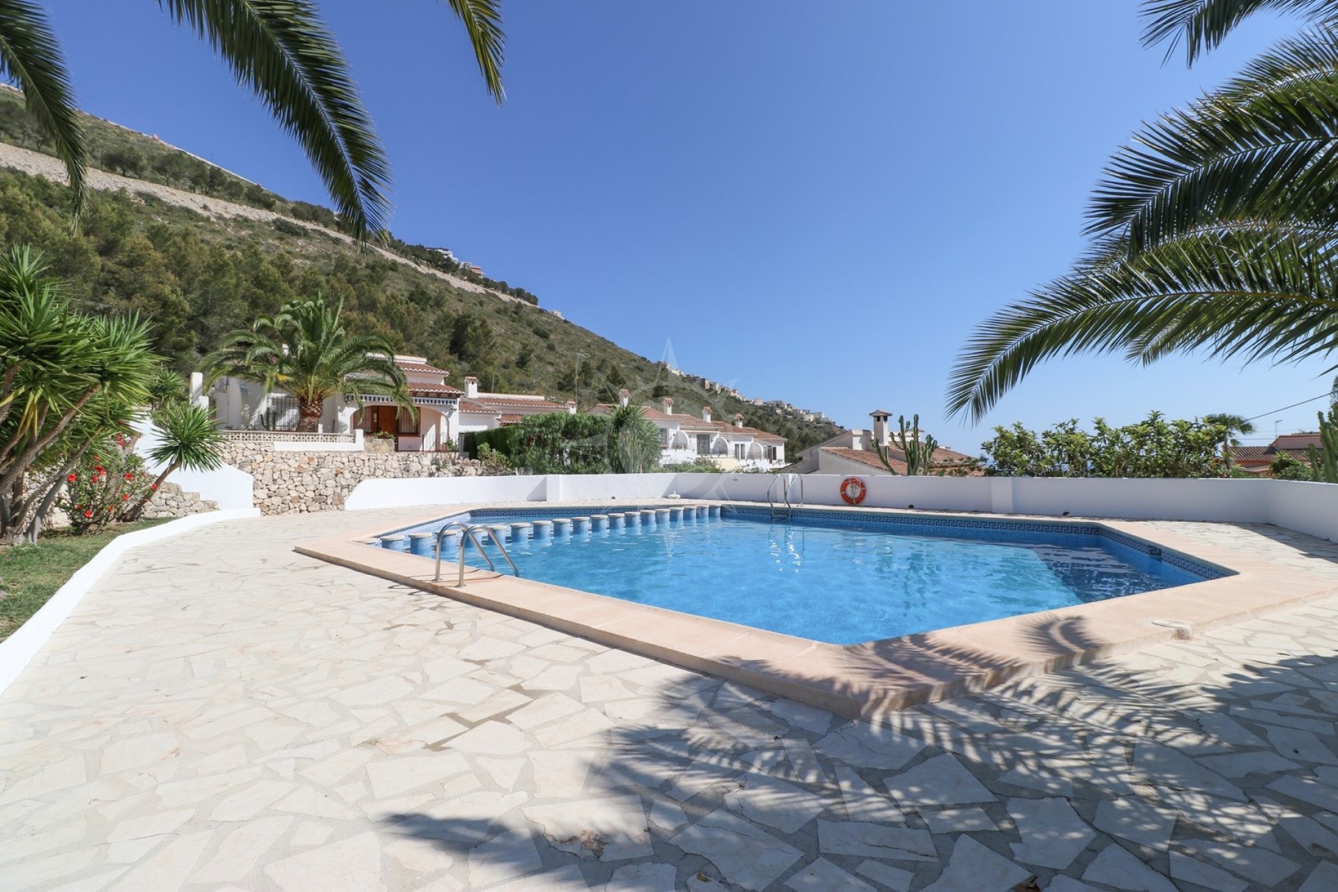 Villa mit kleinen privaten Gärten zum Verkauf in Moraira