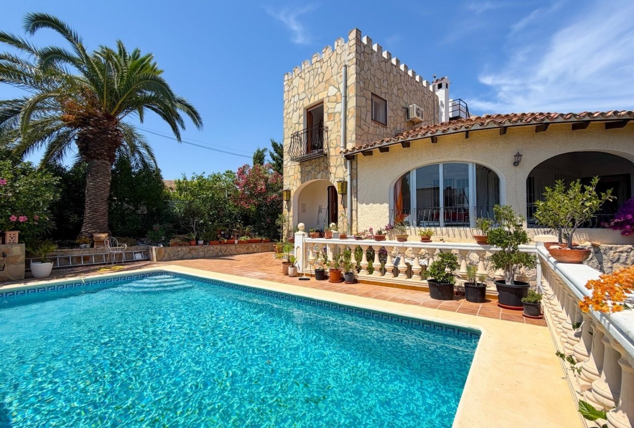 Villa para reformar con vistas al mar en Sabatera Moraira.