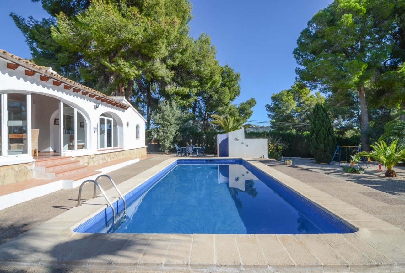 Villa te koop in Moraira naast winkels van Tabaira