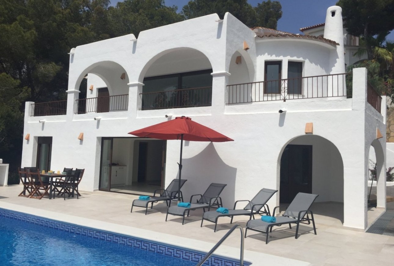 Villa vue mer modernisée à vendre à Paichi Moraira