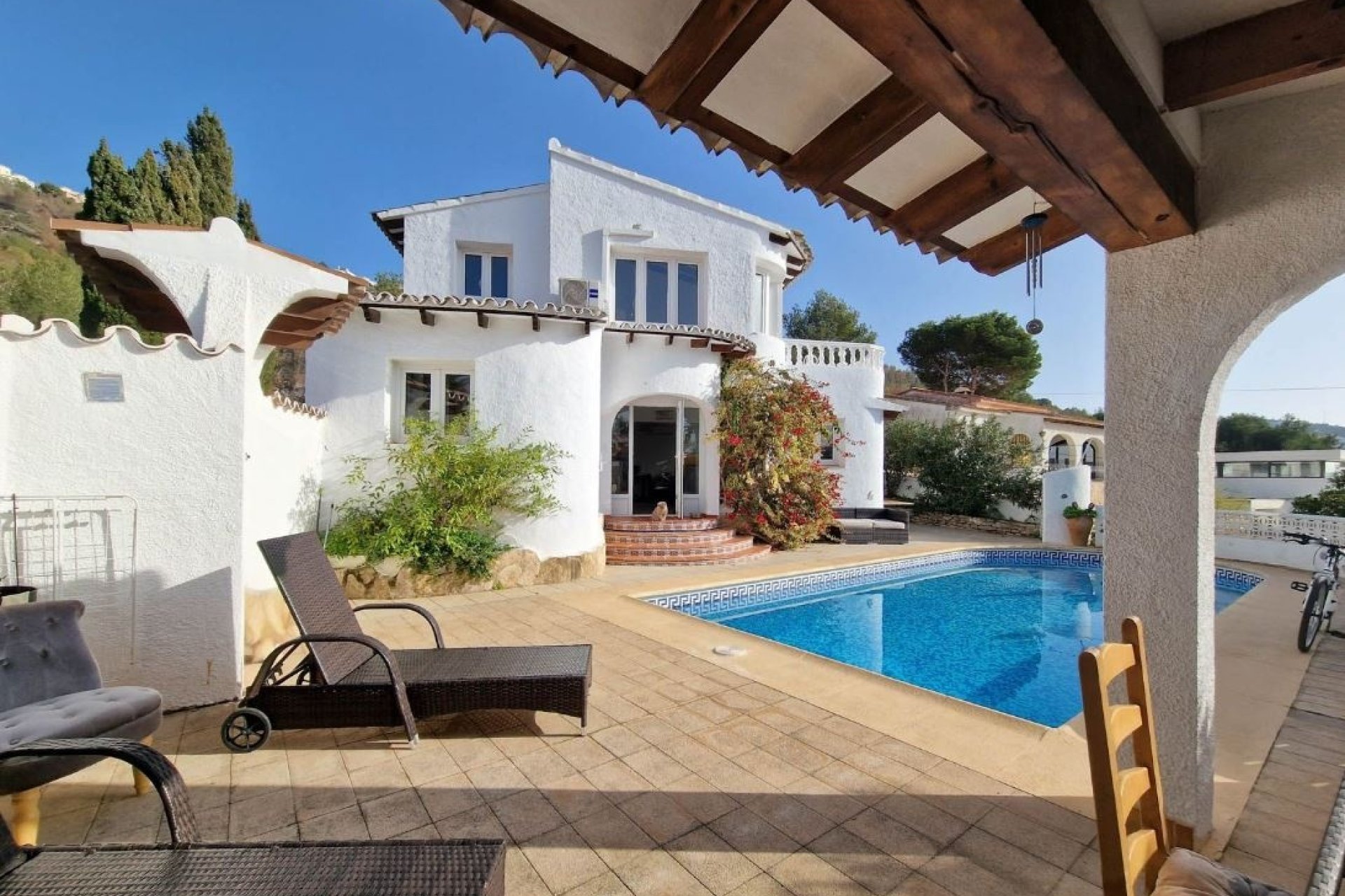 Villa zu verkaufen in der Nähe von El Portet Moraira mit privatem Pool
