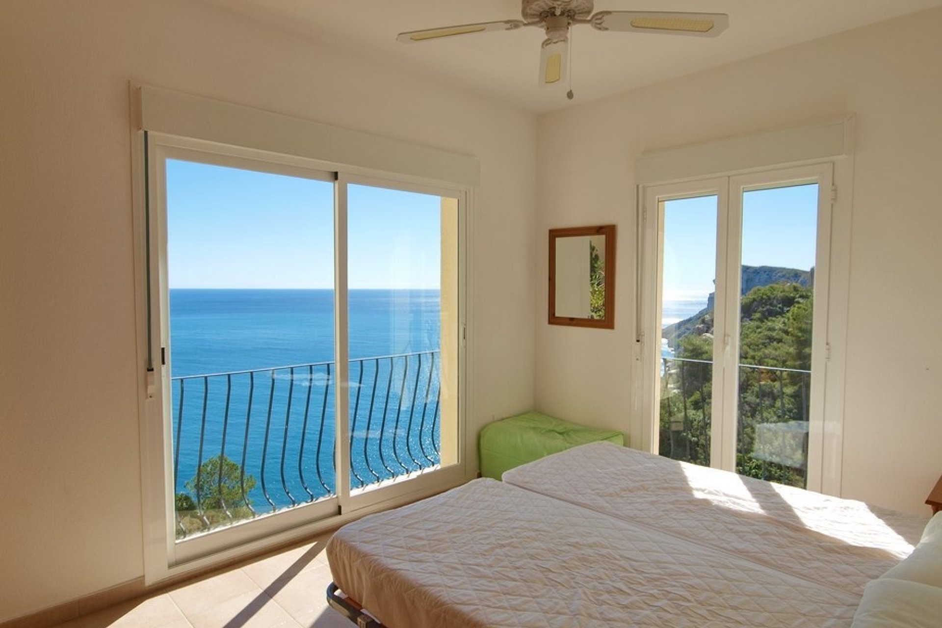 Vistas al mar desde el dormitorio villa en primera línea de Moraira Alicante
