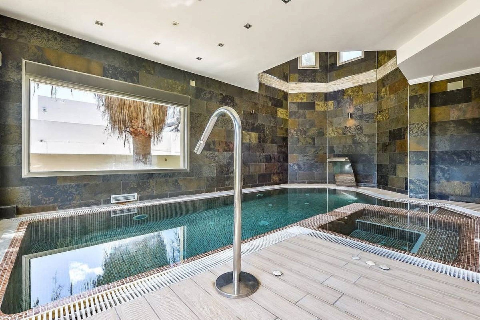 Wellnessbereich mit beheiztem Pool und Whirlpool