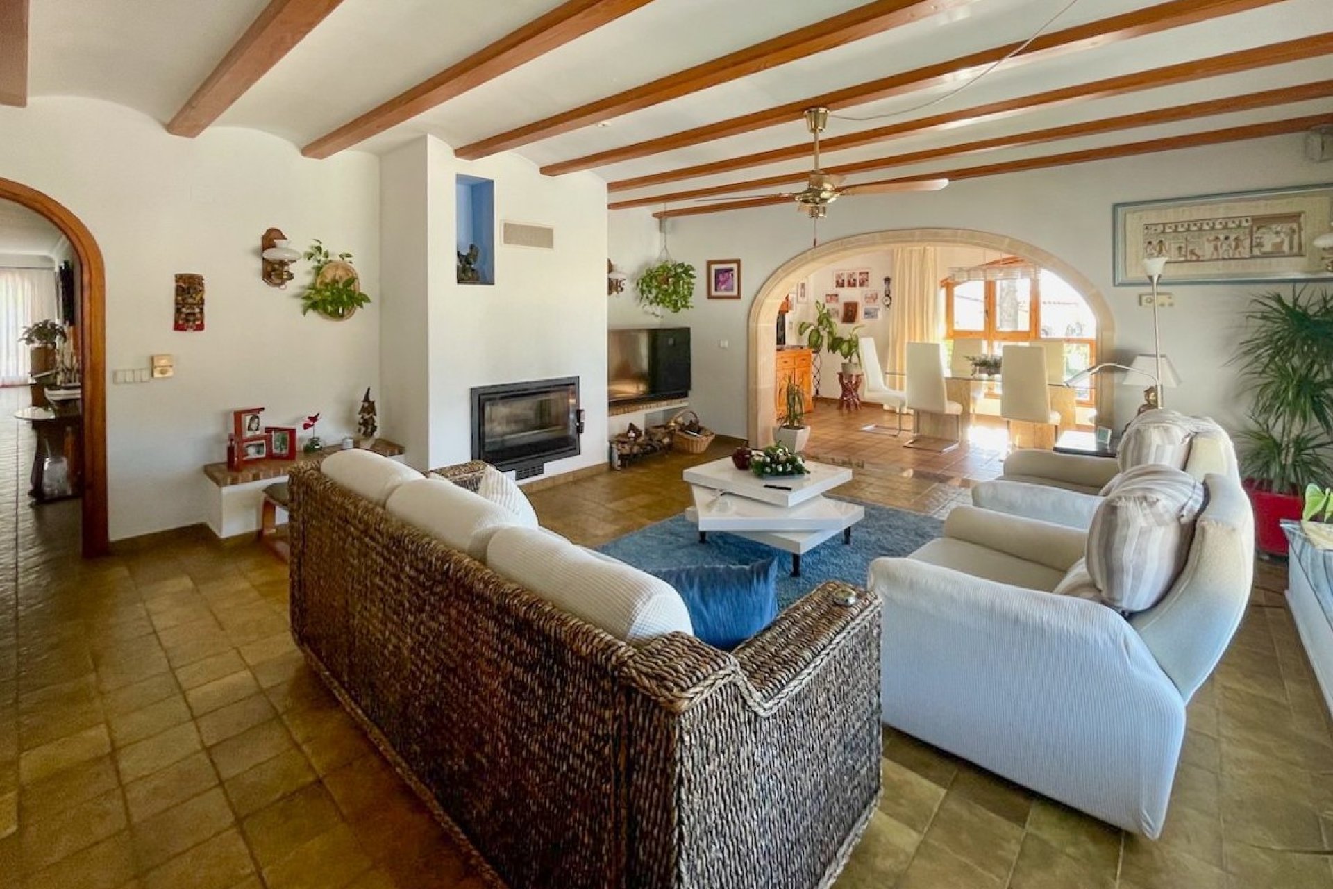 Woonkamer met open haard in de villa in Moraira