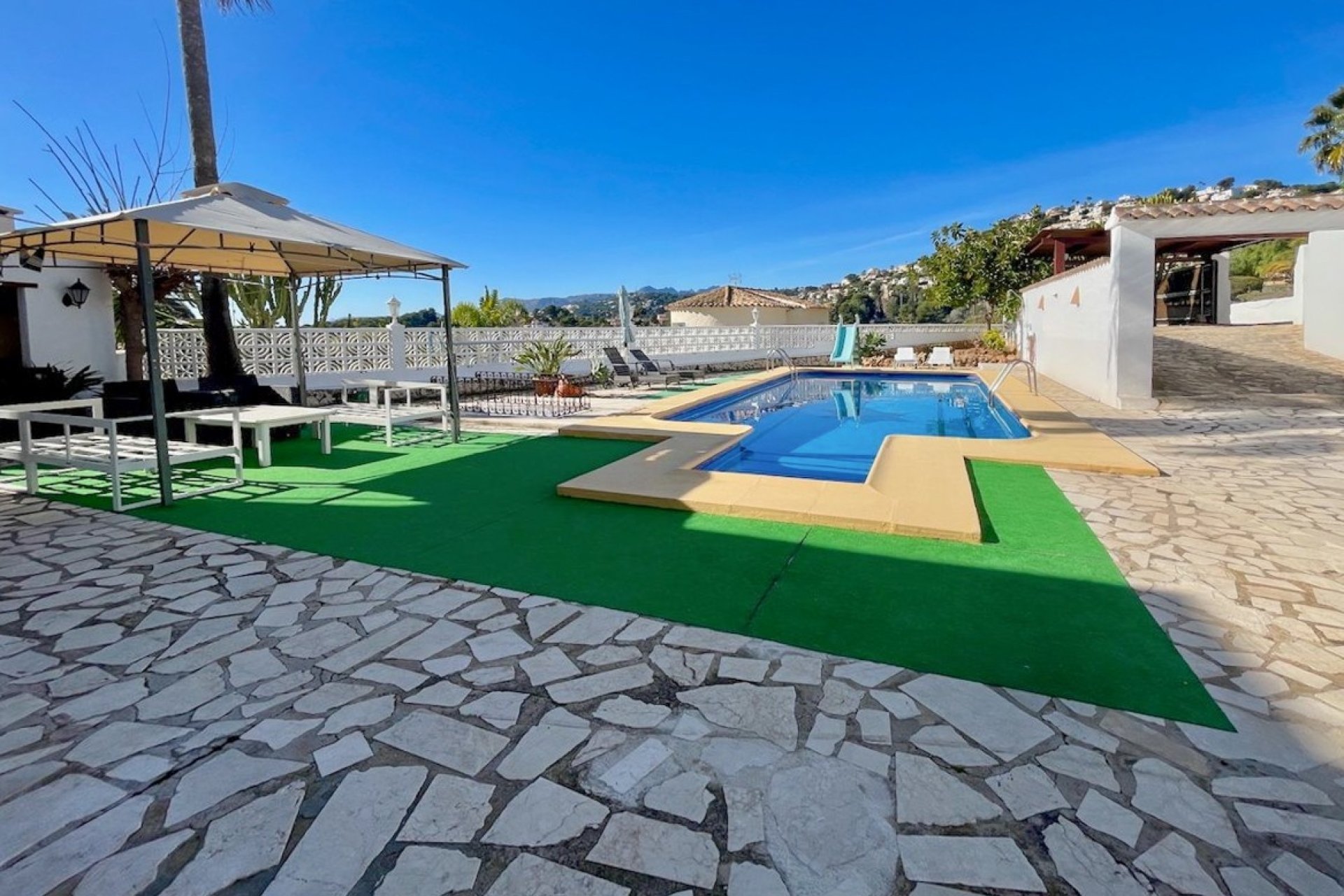 Zwembad bij villa in San Jaime