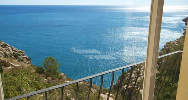vista al mar desde la propiedad en primera línea de dormitorios en Moraira