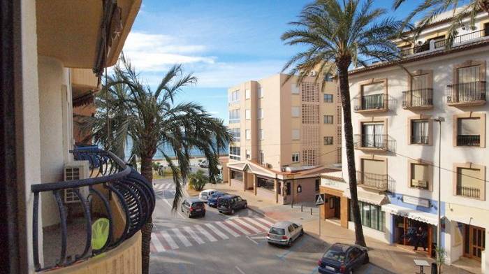 Buy Apartment in Moraira, Costa Blanca North: The beach closer than ever 