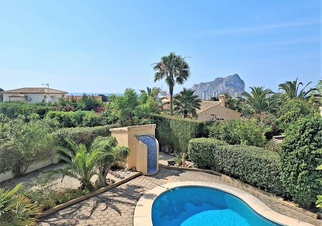 Wenn Sie auf der Suche nach einem exklusiven Wohnort an der Costa Blanca sind, wird Sie diese zum Verkauf stehende Villa in Calpe überraschen
