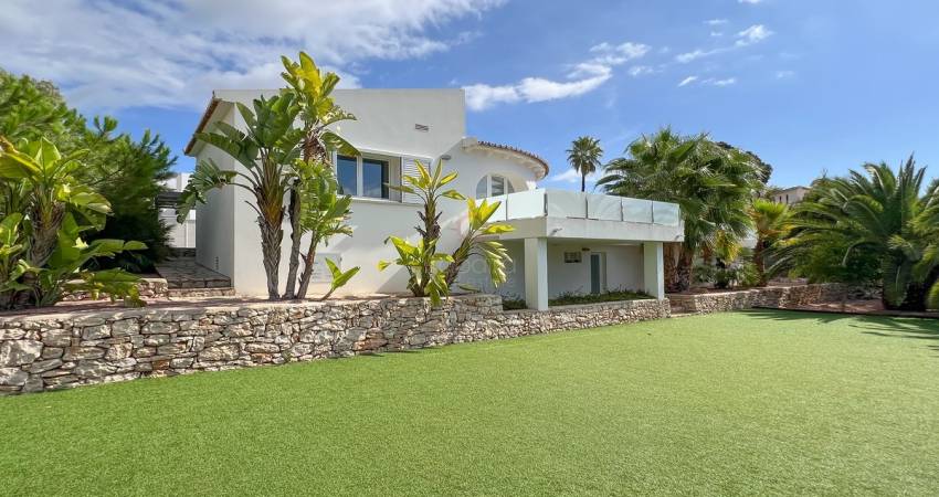 Die besten Buchten des spanischen Mittelmeers sind von dieser majestätischen Villa zum Verkauf in Benissa aus zu Fuß erreichbar