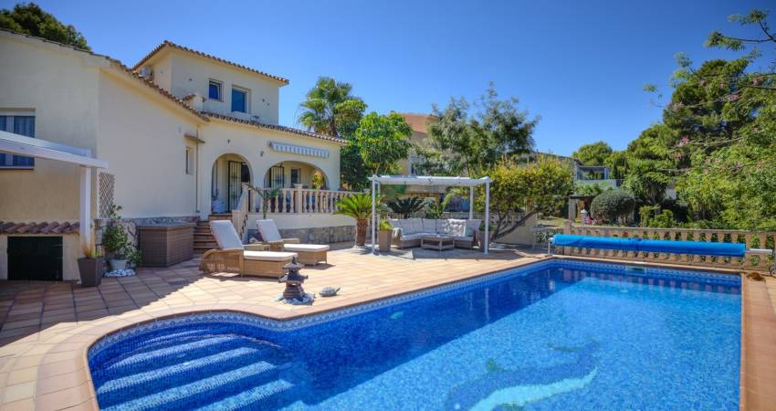 Luxusvilla zum Verkauf in La Sabatera, Moraira: Design, Privatsphäre und nur wenige Gehminuten vom Strand entfernt