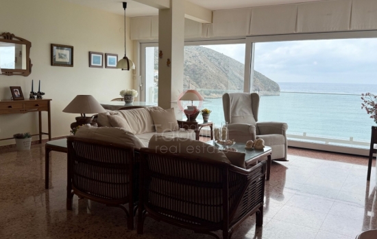 What is so special about this apartment with sea views for sale in Moraira?