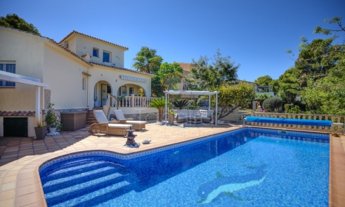 Luxusvilla zum Verkauf in La Sabatera, Moraira: Design, Privatsphäre und nur wenige Gehminuten vom Strand entfernt