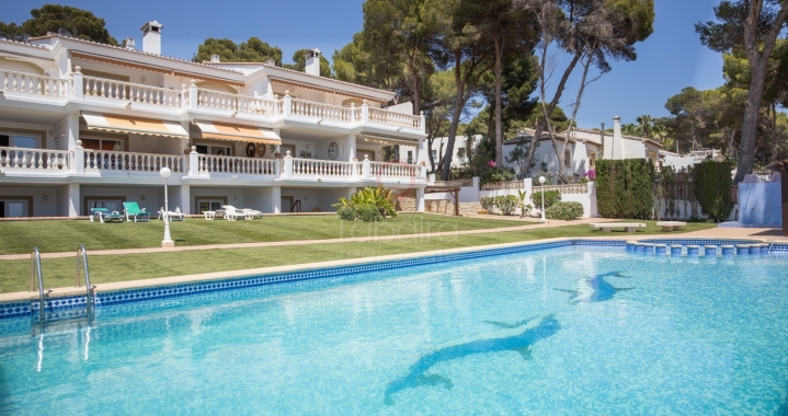 Live overlooking the Mediterranean in this sea-view apartment for sale in Moraira