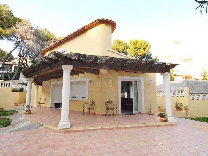 moderne villa te koop in de buurt van het strand in El Portet , Moraira