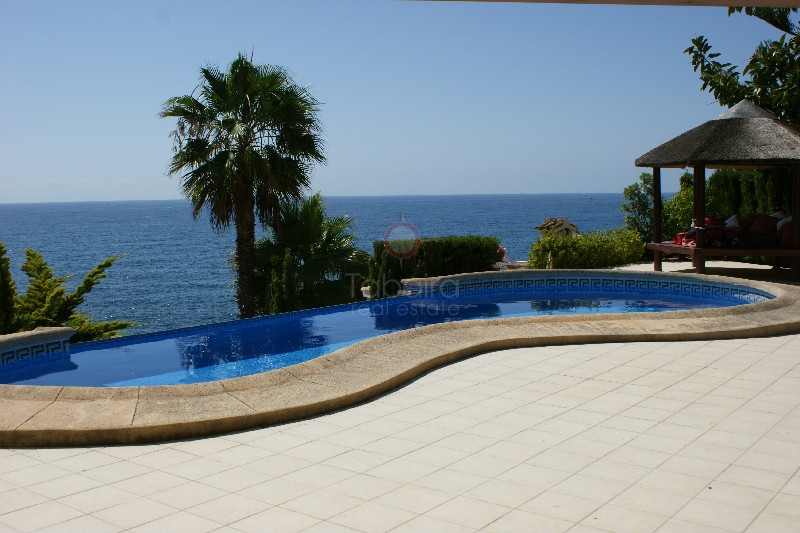 Luxe villa gelegen eerste lijn aan de zee aan de kust van Benissa