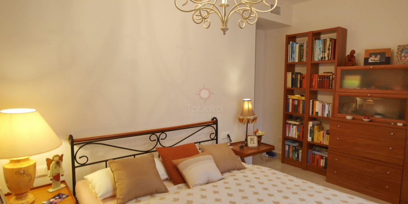 Schlafzimmer mit Doppelbett in der Wohnung jardines de montemar