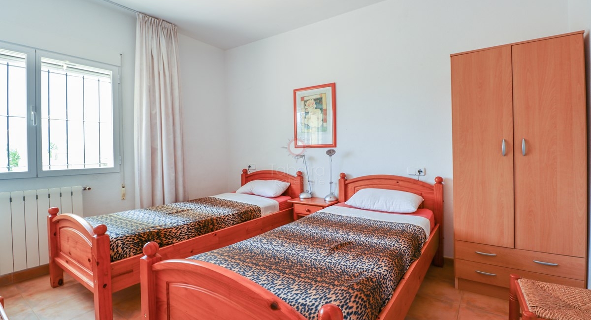 vijf slaapkamer villa met uitzicht op zee te koop in Moraira