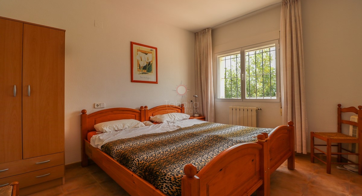 Villa de cinco dormitorios con vistas al mar en venta en moraira