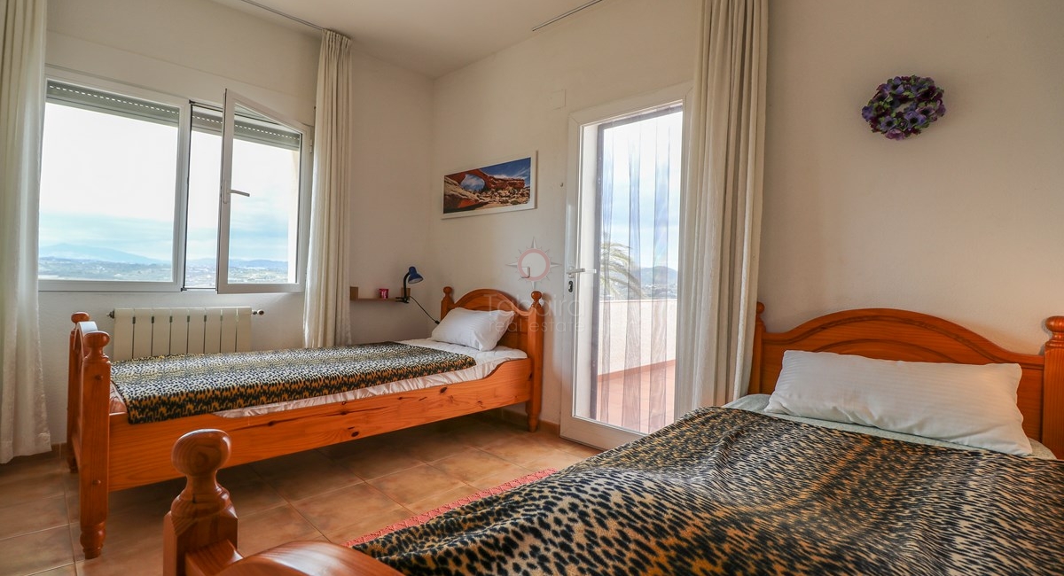 Villa de cinco dormitorios con vistas al mar en venta en moraira