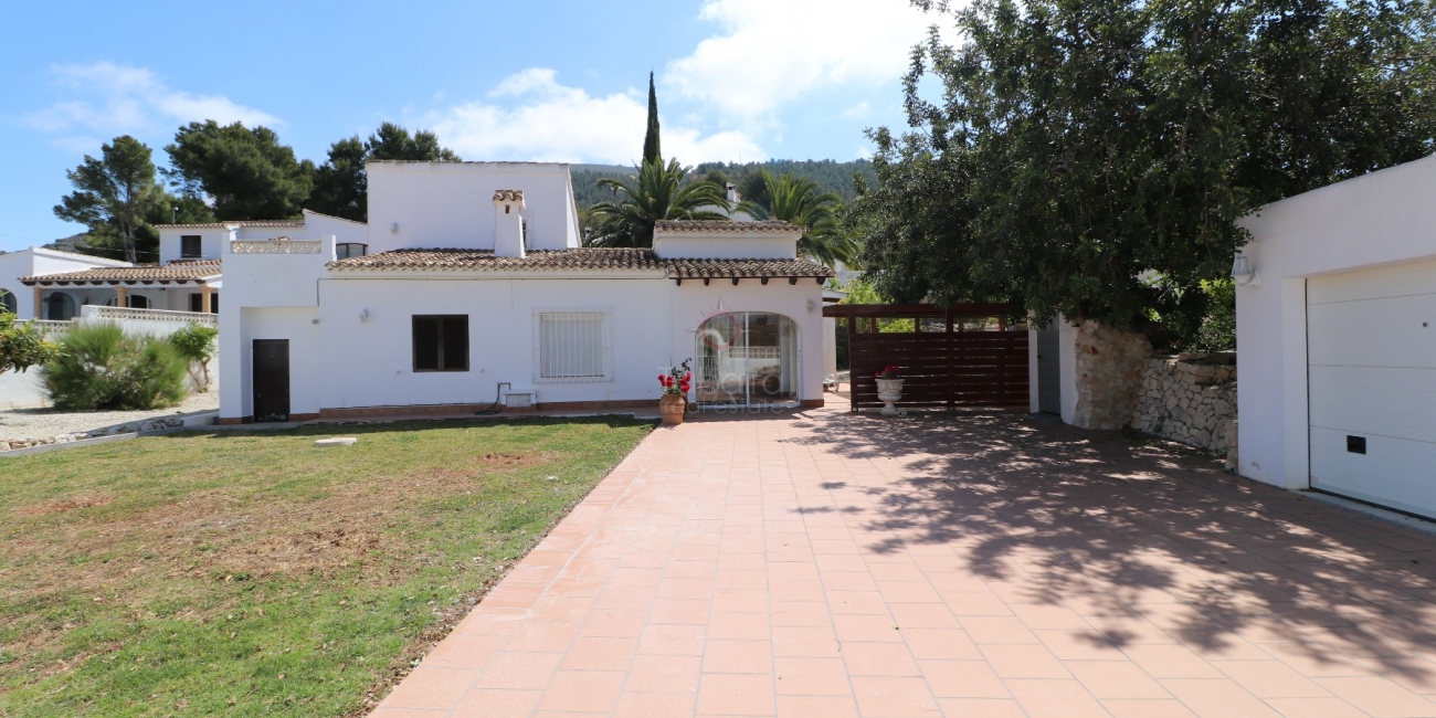 Villa for sale in Moraira close to services