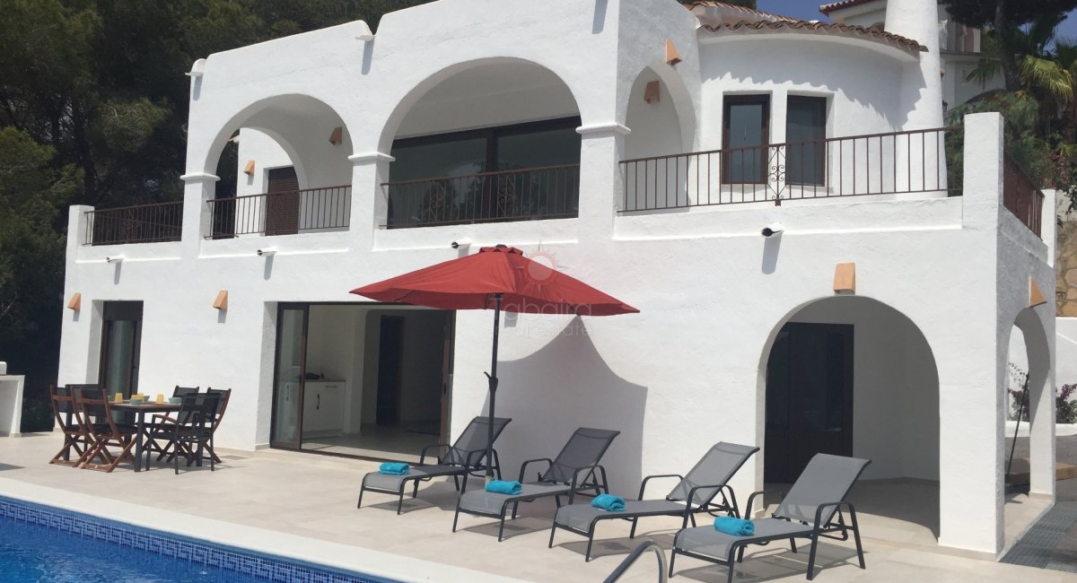 Gemoderniseerde villa met zeezicht te koop in Paichi Moraira
