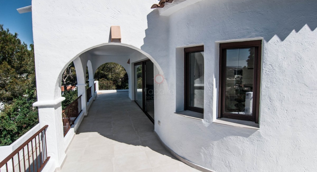 Gemoderniseerde villa met zeezicht te koop in Paichi Moraira