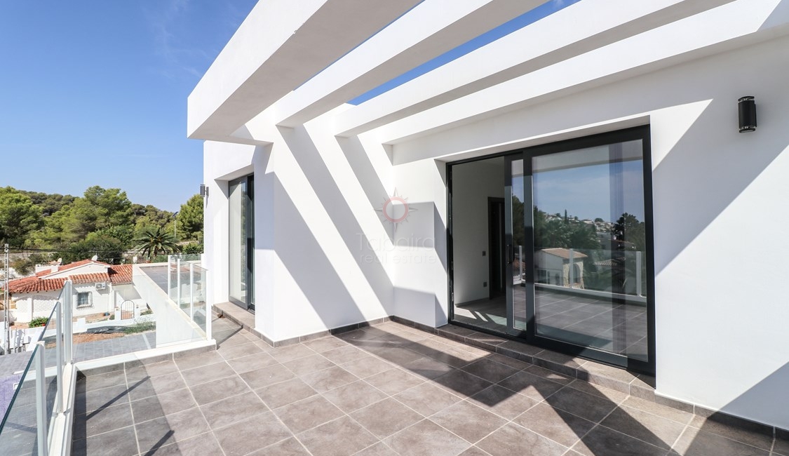 ▷ Moderne designvilla met zeezicht te koop in Moraira