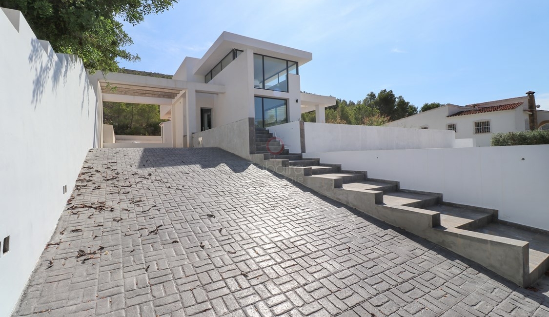 ▷ Moderne designvilla met zeezicht te koop in Moraira