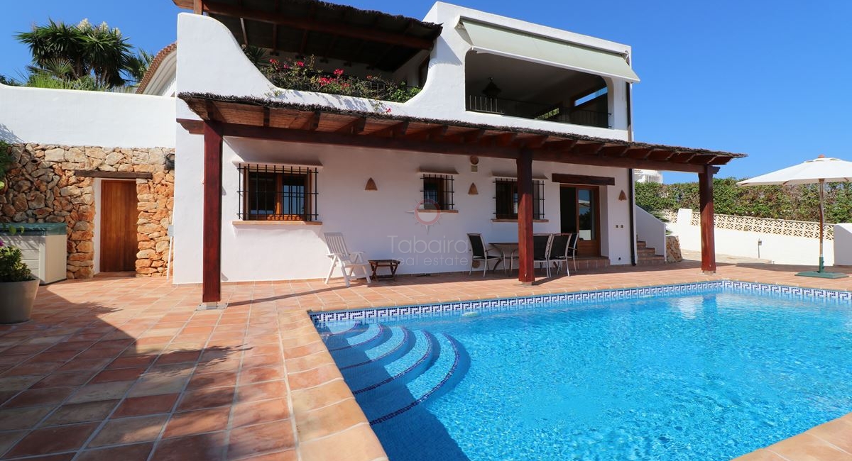 Villa de estilo ibiza en moraira en venta con vistas al mar
