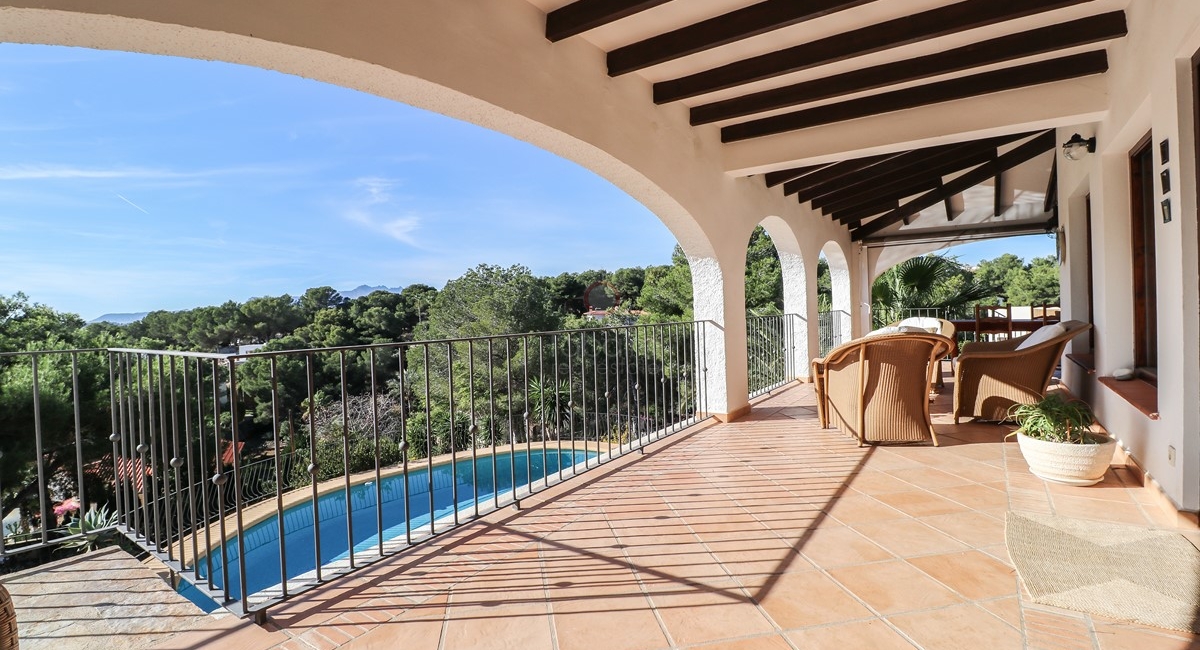 Terraza cubierta con balcón de la villa en venta en Moraira.