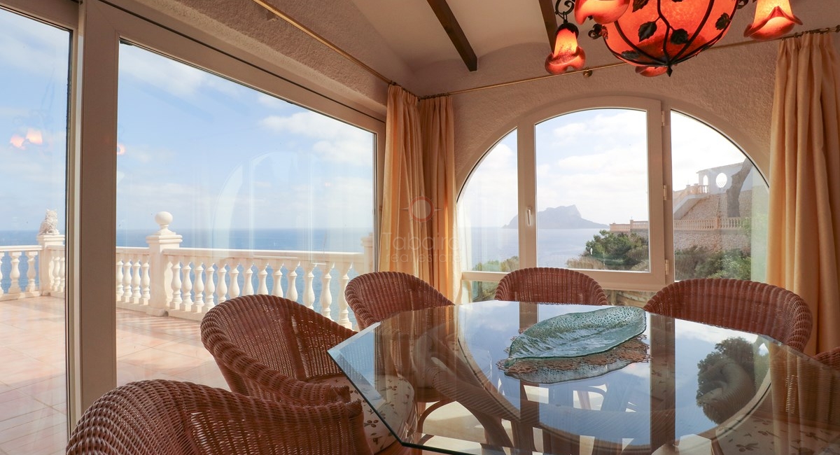 ▷ Villa en primera línea de mar en venta en Moraira