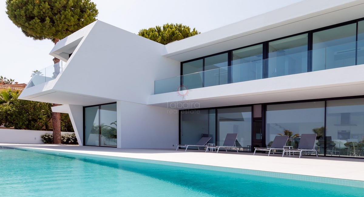 Moderne villa met zeezicht te koop in Moraira