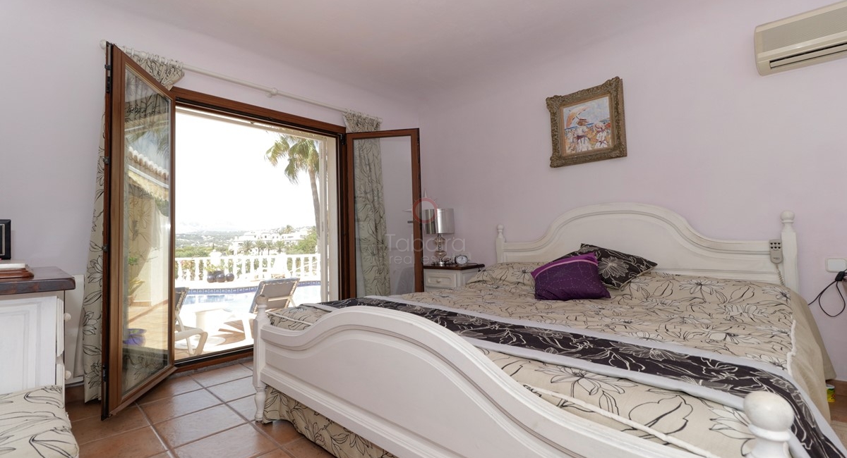 ✓ Propiedad de tres dormitorios en venta en pla del mar moraira