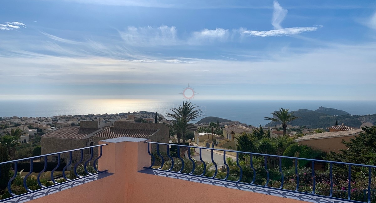 вилла с видом на море на Кумбре дель Соль рядом с морем