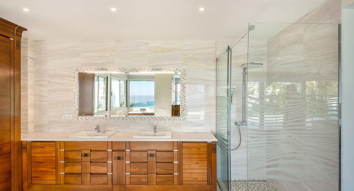 ▷ Villa de nueva construcción en primera línea de mar en venta en Calpe - Costa Blanca