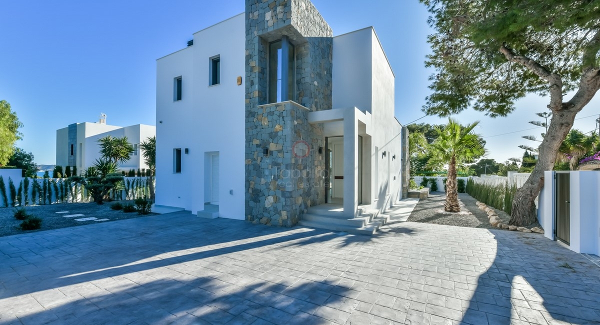 Nybyggd villa till salu i Calpe intill stranden
