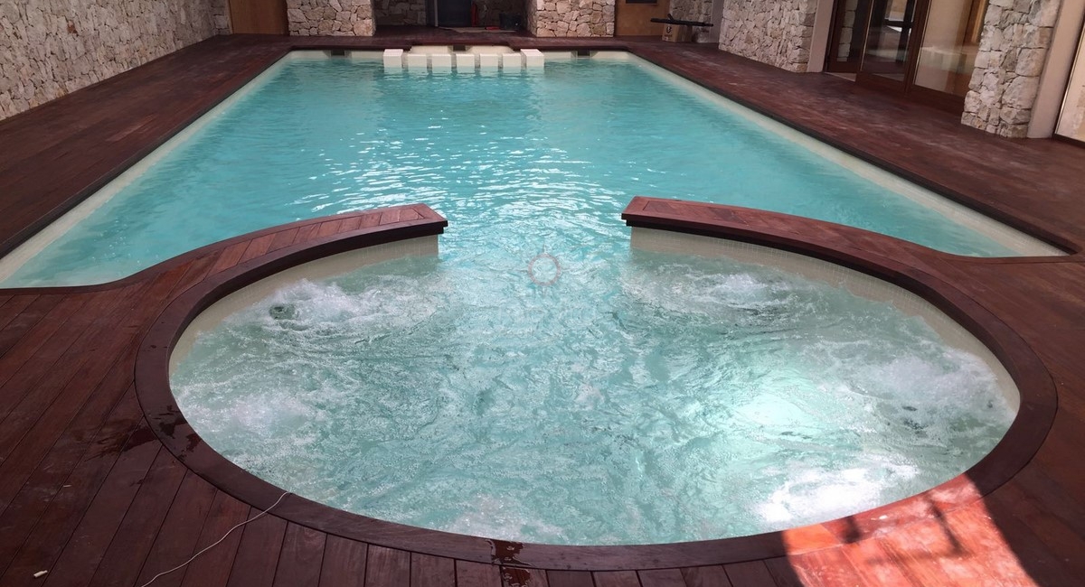 Indoor heated pool in Jardines de Montemar