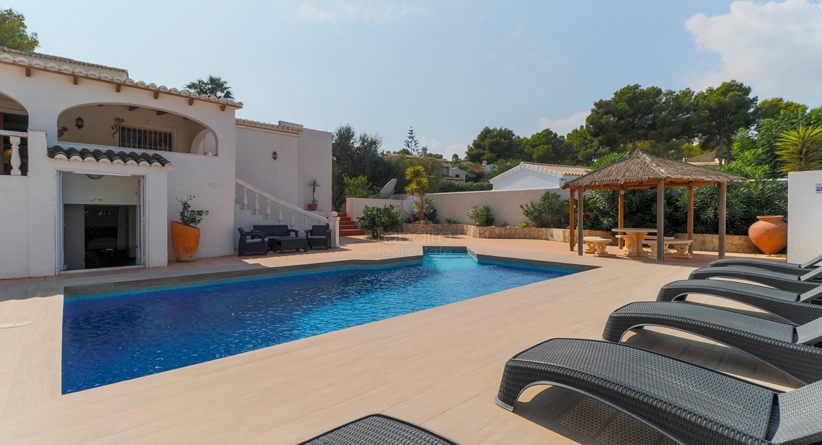 Een uitstekende villa te koop in Pinar de Advocat Moraira