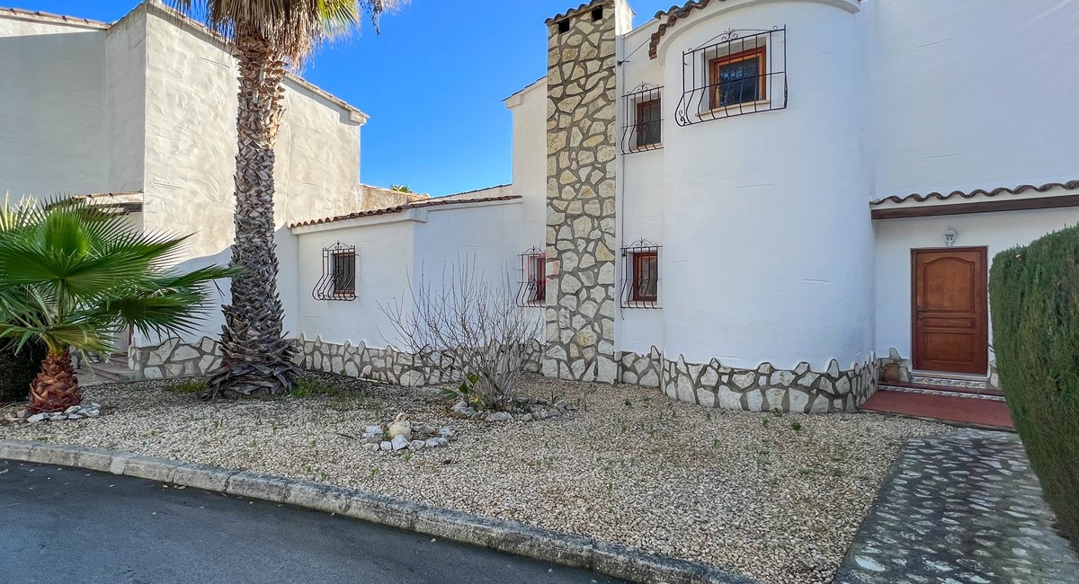 Villa mediterránea en venta en Moraira junto al pueblo