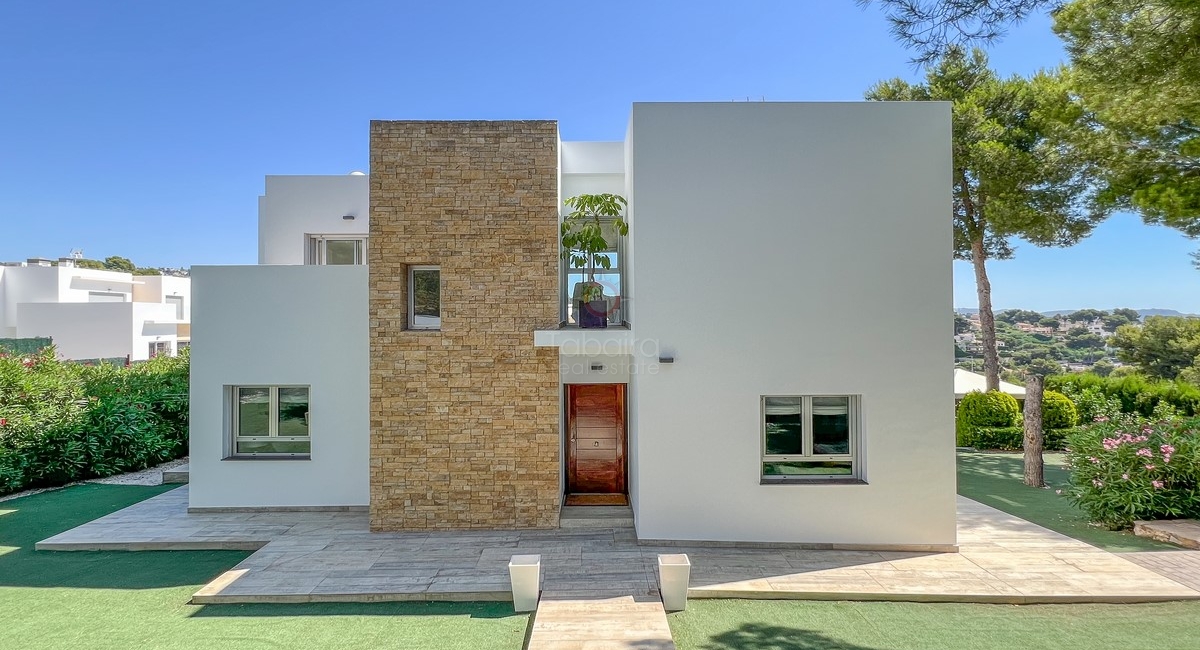 Nieuwbouw villa met zeezicht te koop aan de kust van Benissa