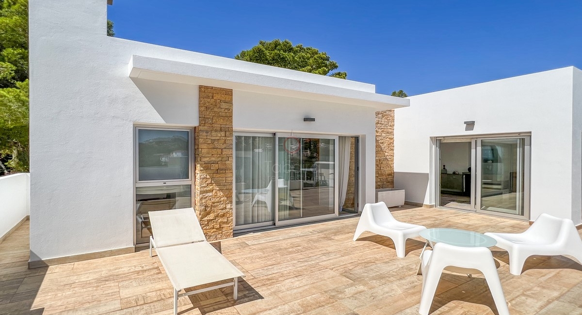 ▷ Nieuwbouw villa met zeezicht te koop aan de kust van Benissa