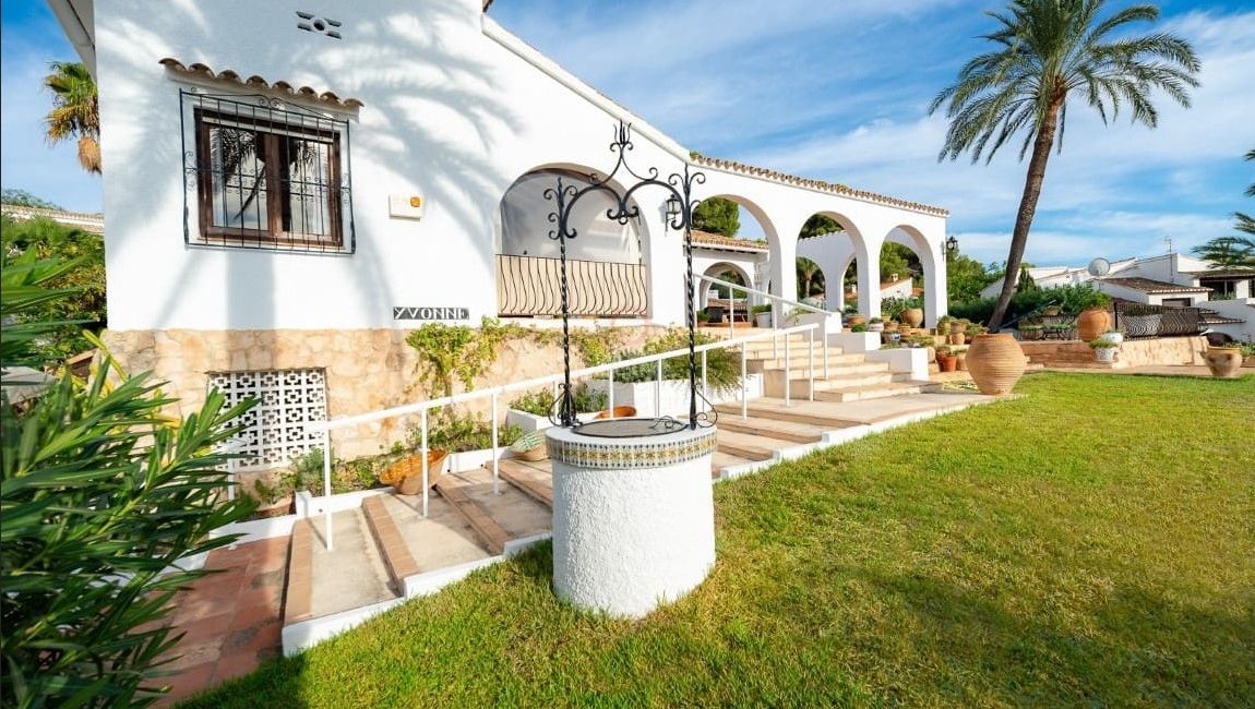 En vacker traditionell villa till salu i Pla del Mar Moraira